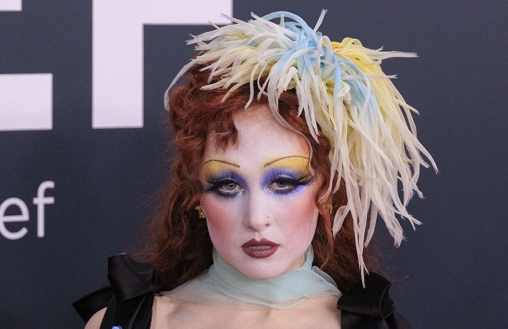 Teint de porcelaine, regard bleu… L’histoire derrière le maquillage signature de Chappell Roan