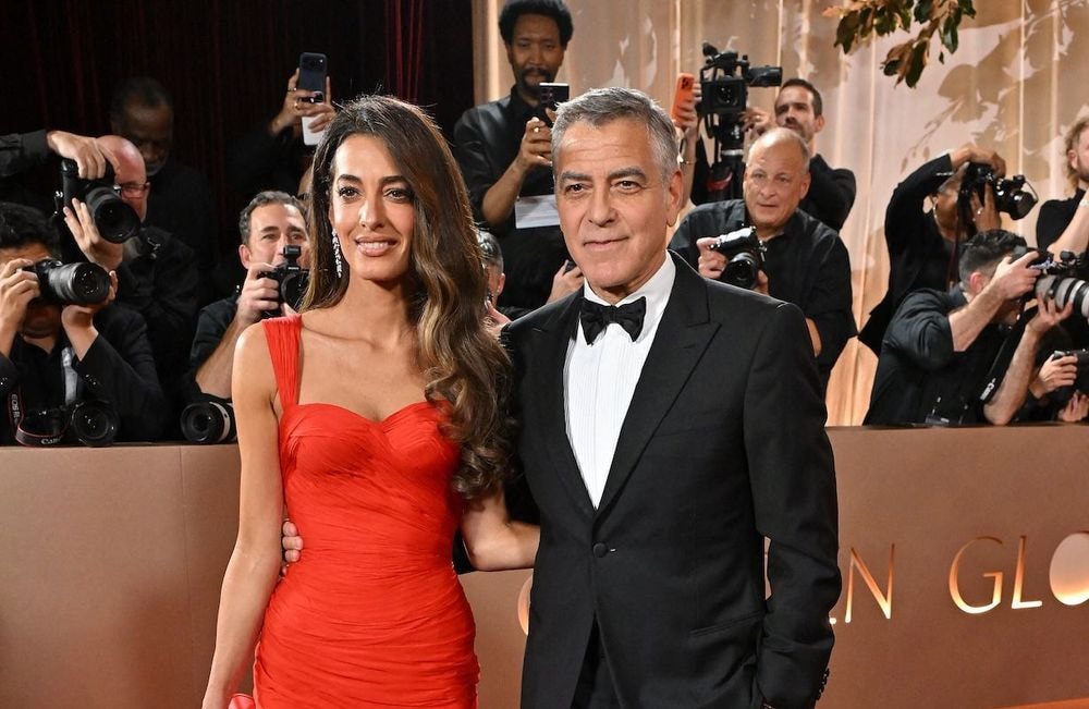 Amal Clooney : en robe rouge incendiaire, elle enflamme la cérémonie des Golden Globes