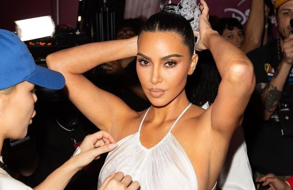 Kim Kardashian dévoile son astuce de maquillage pour un visage lifté naturellement