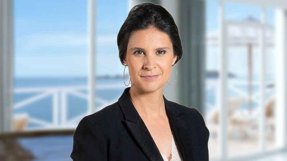 Absente à la télé, Apolline de Malherbe se paie des vacances grand luxe avec spa et océan à perte de vue font jaser