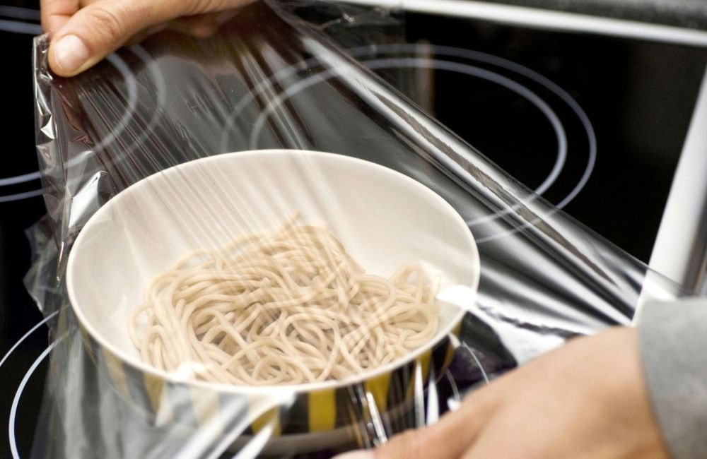 Ce geste à éviter avec le film alimentaire