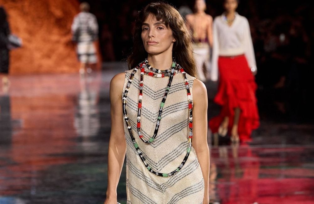 Lux, la sœur de Pedro Pascal, fait ses débuts sur le podium de Chanel face à son frère