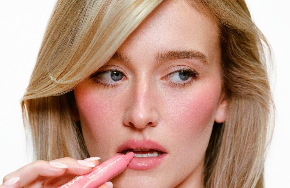 Cette couleur de rouge à lèvres qui fera fureur au printemps, a le pouvoir de rendre les dents plus blanches