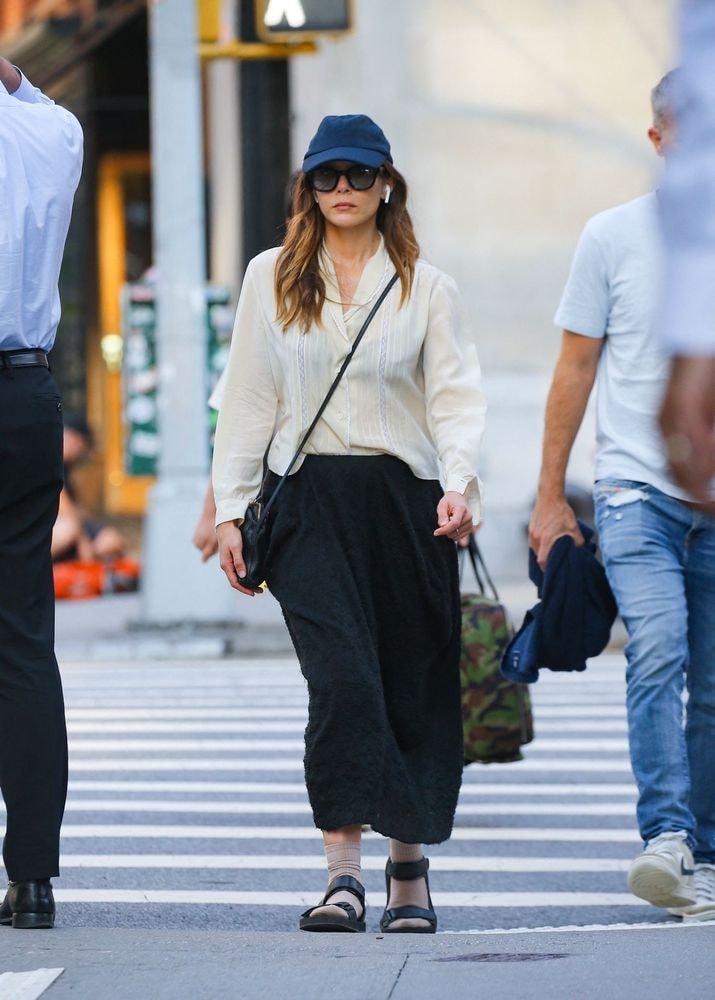 Elizabeth Olsen réussi le pari d’être chic en sandales et chaussettes
