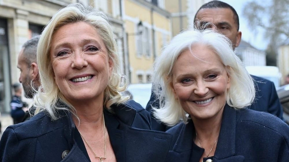 Bernard de La Villardière dragué par une "fille de Jean-Marie Le Pen" devant sa femme : "C'est Marine ou Caroline ?!"