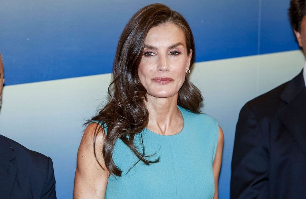 En robe turquoise, Letizia d’Espagne démontre que la couleur tendance de l’été est bien plus facile à porter qu’il n’y paraît