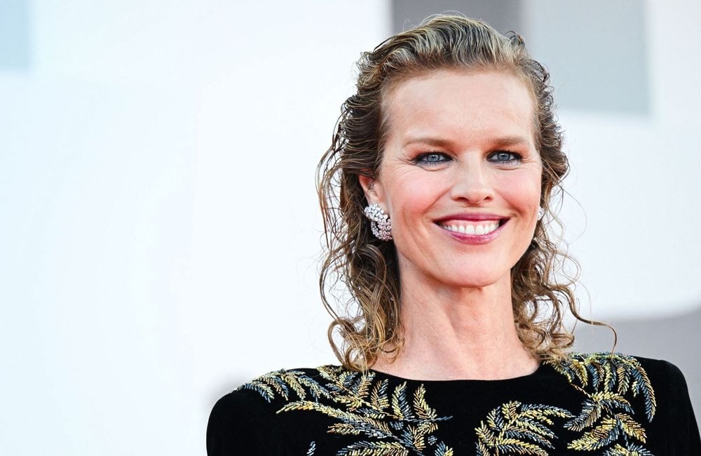 À 52 ans, Eva Herzigová éblouit la Mostra avec un « wet hair » ultra tendance