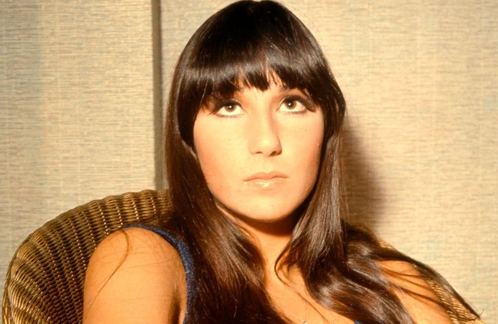 À 77 ans, Cher renoue avec son style capillaire des années 60