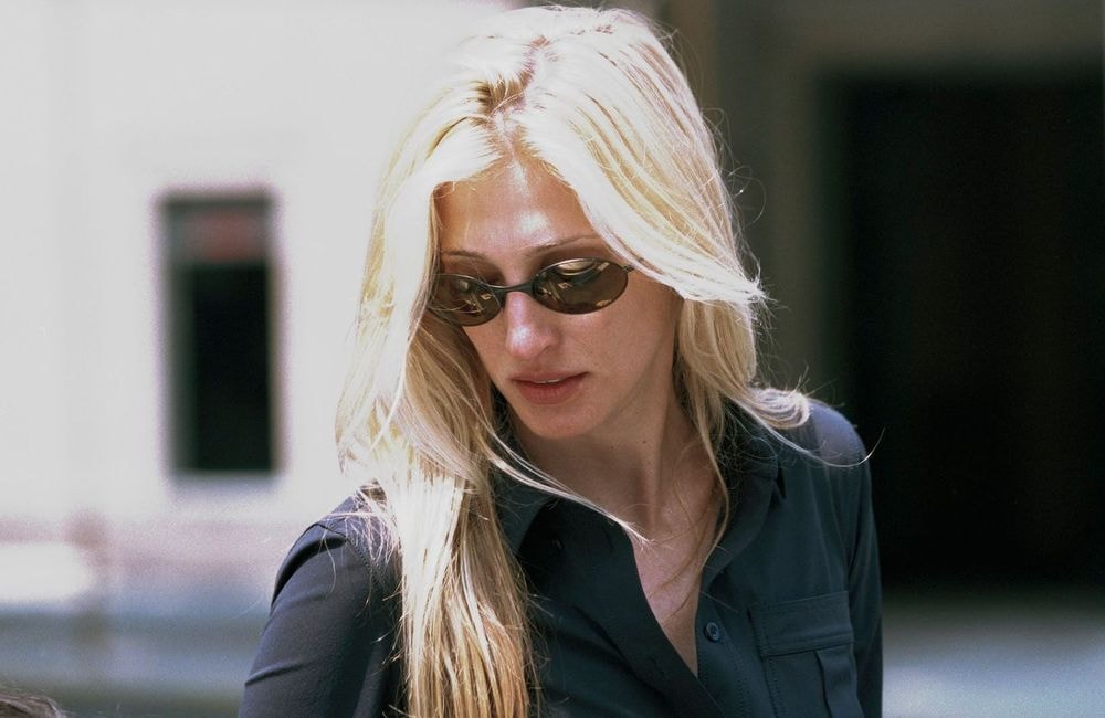 Col bénitier, coupe épurée... Pourquoi la robe de mariée de Carolyn Bessette-Kennedy a tout pour inspirer les mariées de 2026