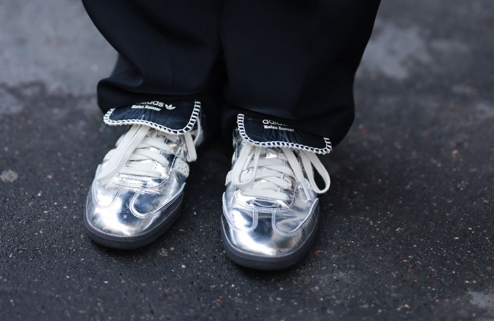 Ces baskets argentées sont la clé pour booster nos pantalons de printemps