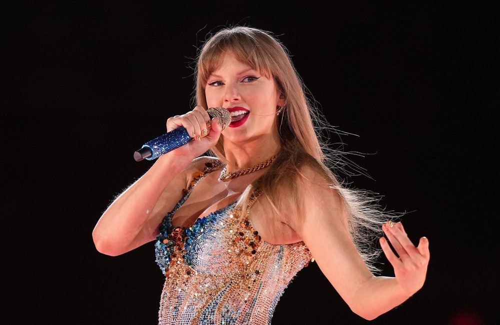 Taylor Swift annonce ses fiançailles avec son compagnon Travis Kelce