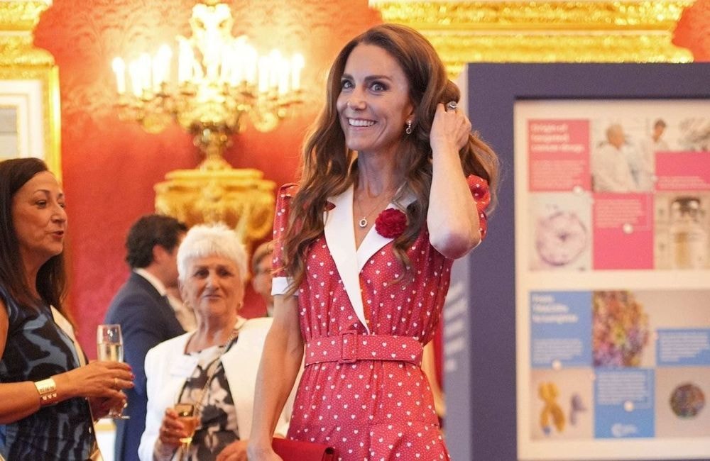 Épaules XXL, taille marquée et motif à pois rouge : Kate Middleton renoue avec le charme des années 1930