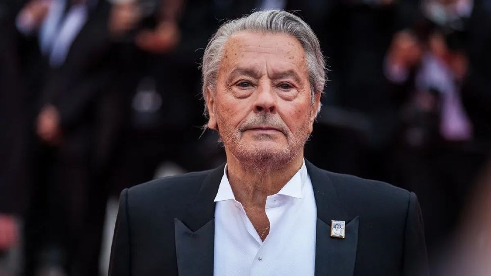 Alain Delon : 72 armes ont été saisies au domicile de l’acteur, sa fille Anouchka soulagée
