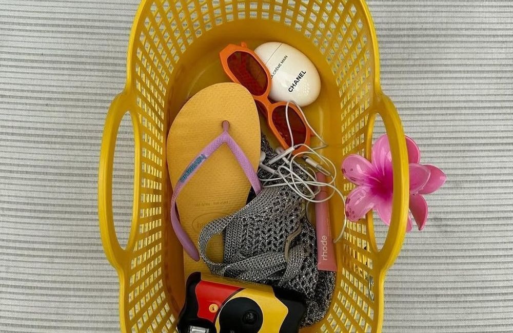 Ce sac en plastique de notre enfance devient l’accessoire le plus stylé de l’été