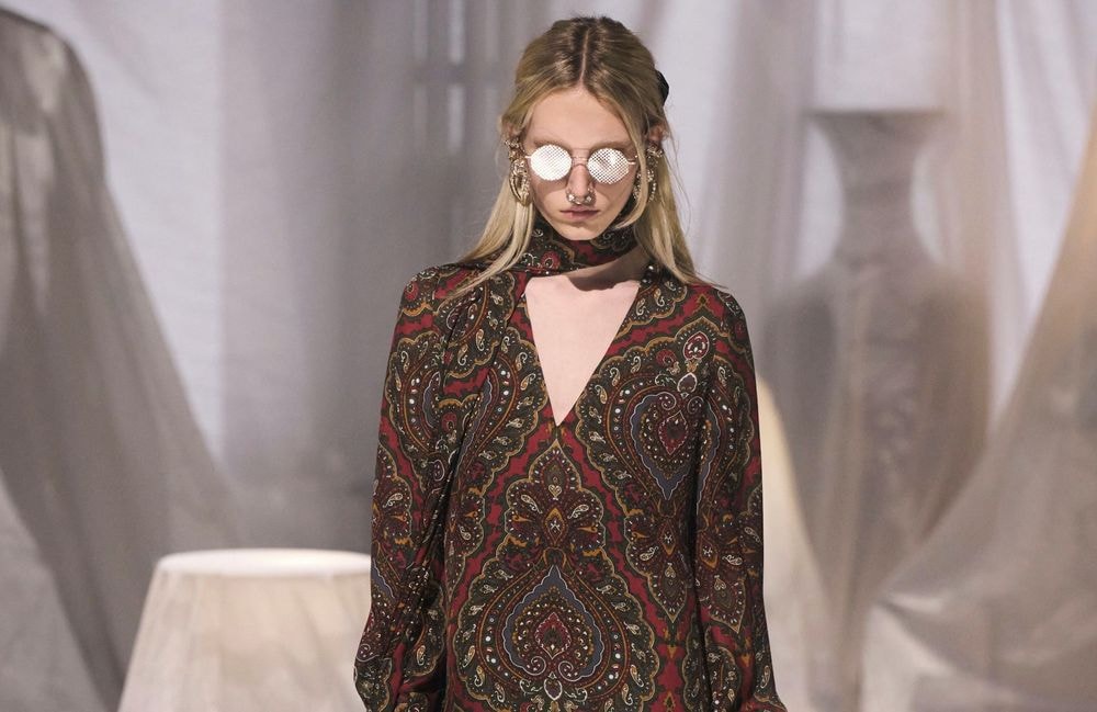Confortable, chic et colorée : la robe caftan est le nouvel allié de nos vacances bohèmes