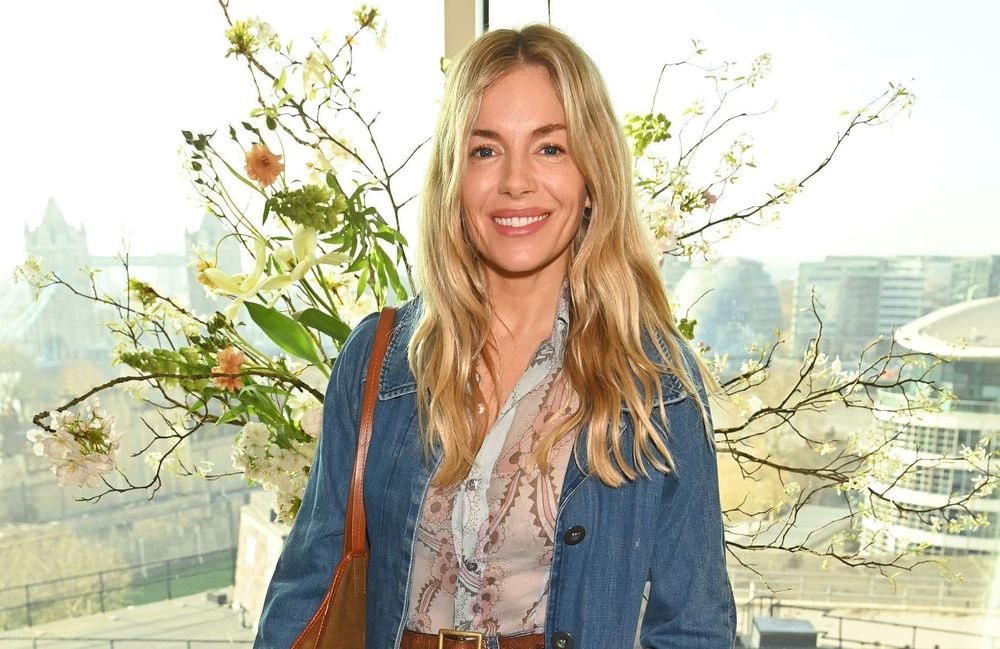 Avec 3 basiques mode, Sienna Miller compose le look boho-chic parfait pour le printemps