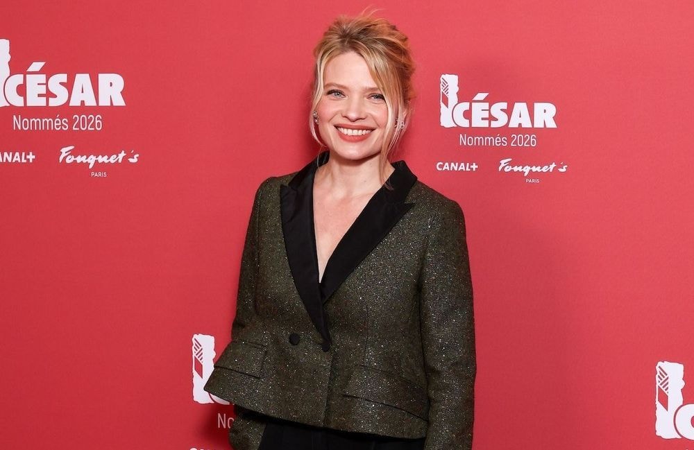 Pour le Dîner des Nommés aux César, Mélanie Thierry signe une leçon d’élégance en portant le premier tailleur Dior par Jonathan Anderson
