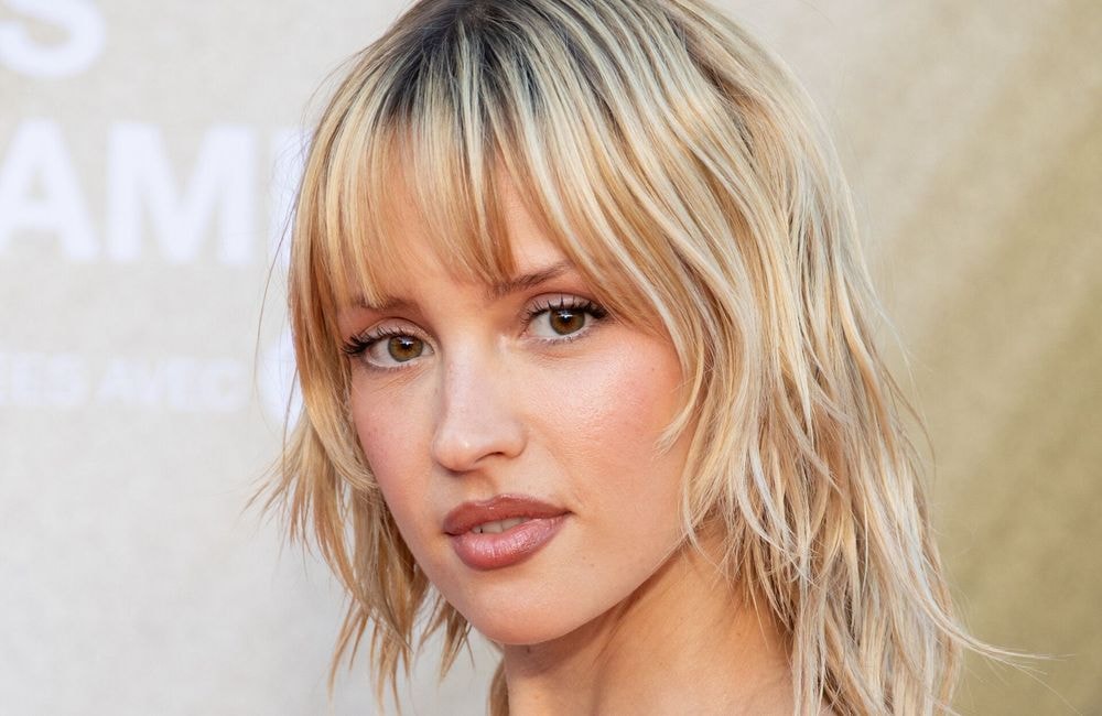 Après le « shag », Angèle succombe à la « wolf cut » et confirme son statut d'icône capillaire