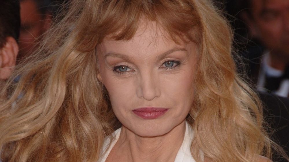 Arielle Dombasle : elle sort enfin du silence après les violentes critiques sur sa prestation