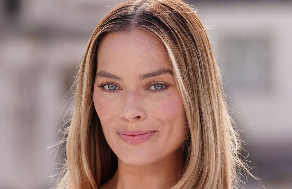 Les ongles « baby rose » de Margot Robbie signent le retour des manucures minimalistes cet automne