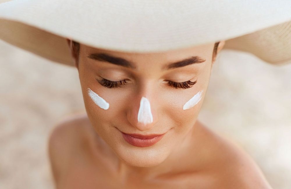 Comment appliquer sa crème solaire quand on est maquillé ?