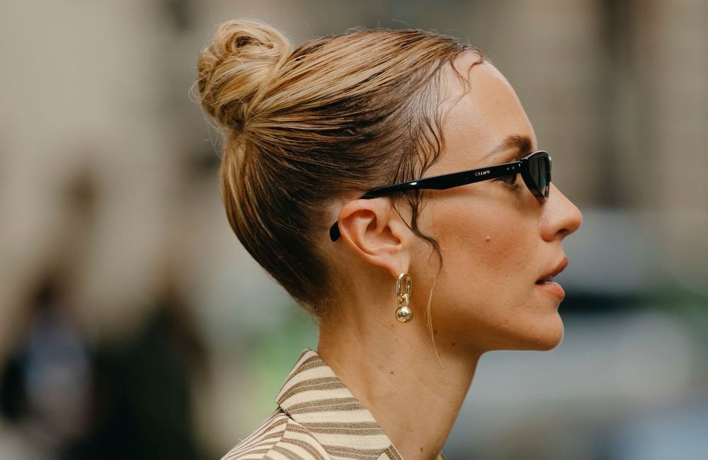 « Chignon cachemire » : quelle est cette coiffure aux antipodes du sleek bun ?