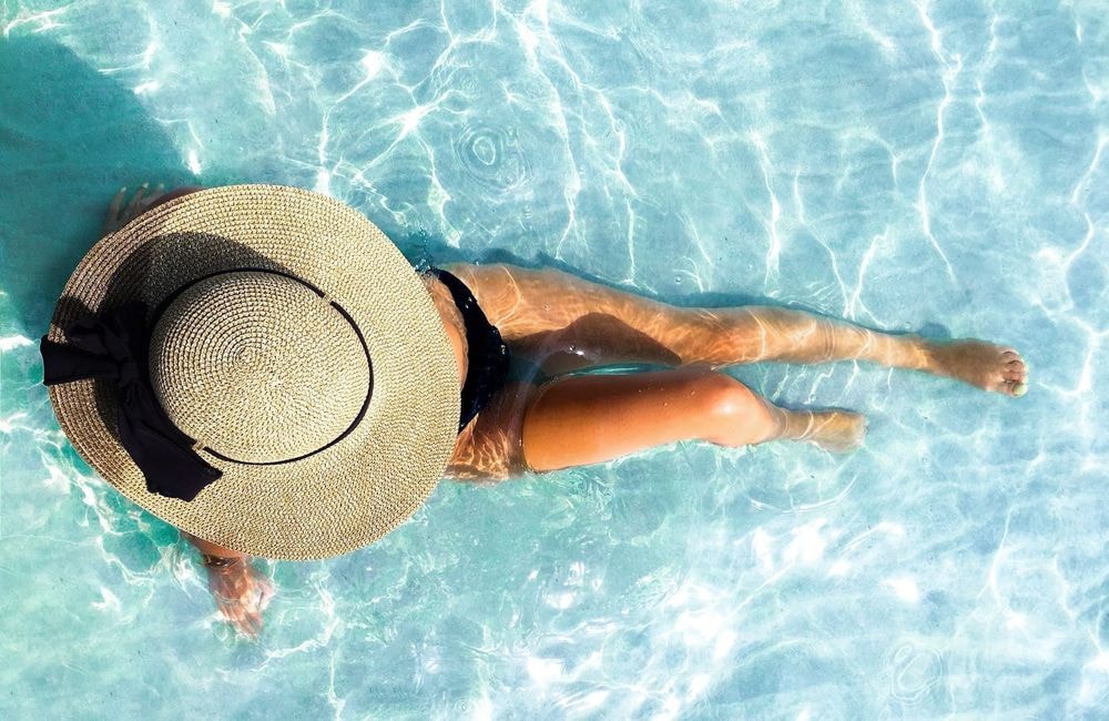 Vous voulez garder votre bronzage jusqu’à la rentrée ? Voici les actifs à rechercher dans vos soins corps