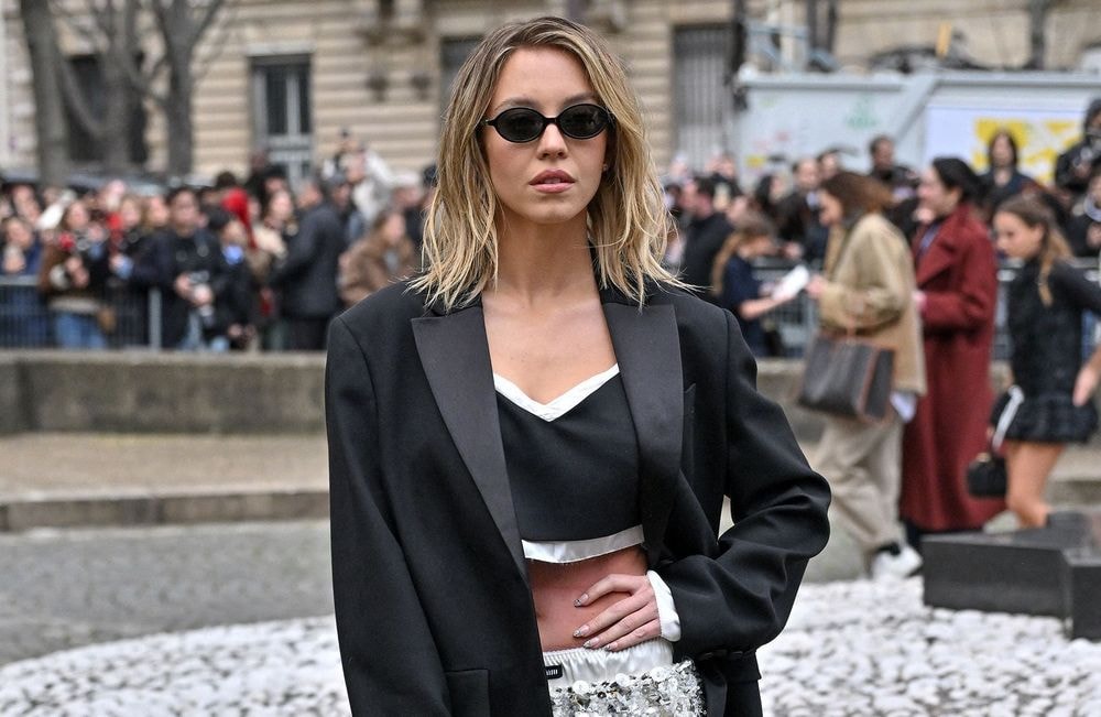 La veste de tailleur, la clé pour s'approprier la tendance « no pants » par Sydney Sweeney