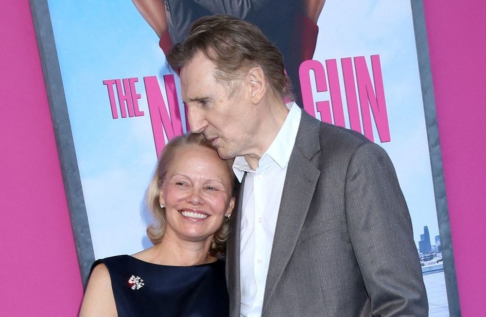 Liam Neeson et Pamela Anderson en couple ? Une source confirme leur relation