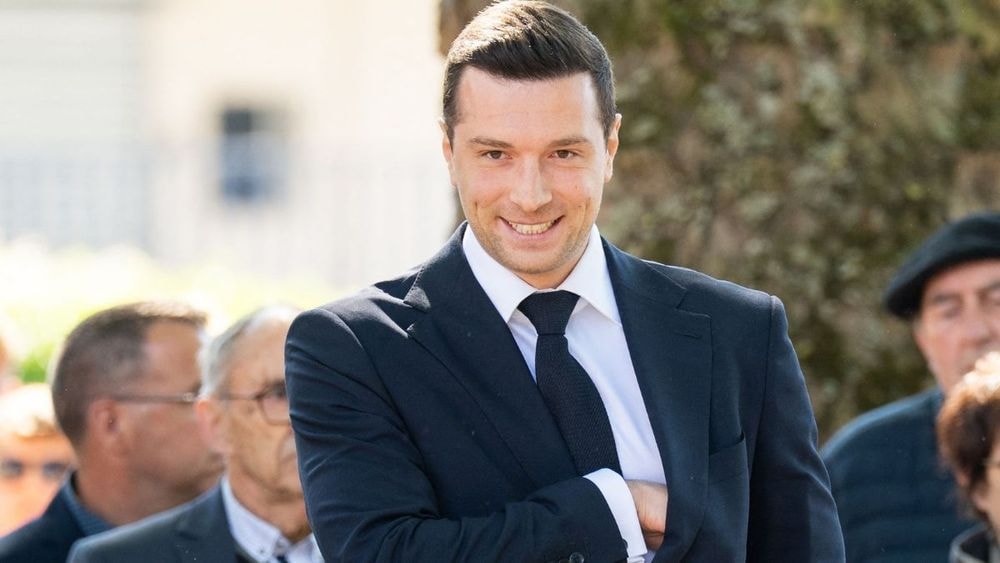 Jordan Bardella, "gaillard" au corps "sculpté par des heures de musculation et de boxe" : son arrivée à Saint-Tropez fait réagir