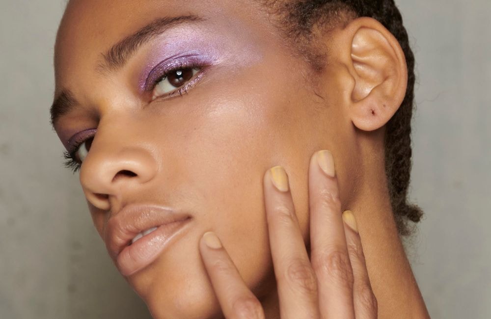 Manucure : les ongles lilas s’imposent comme la nouvelle teinte neutre de l’été