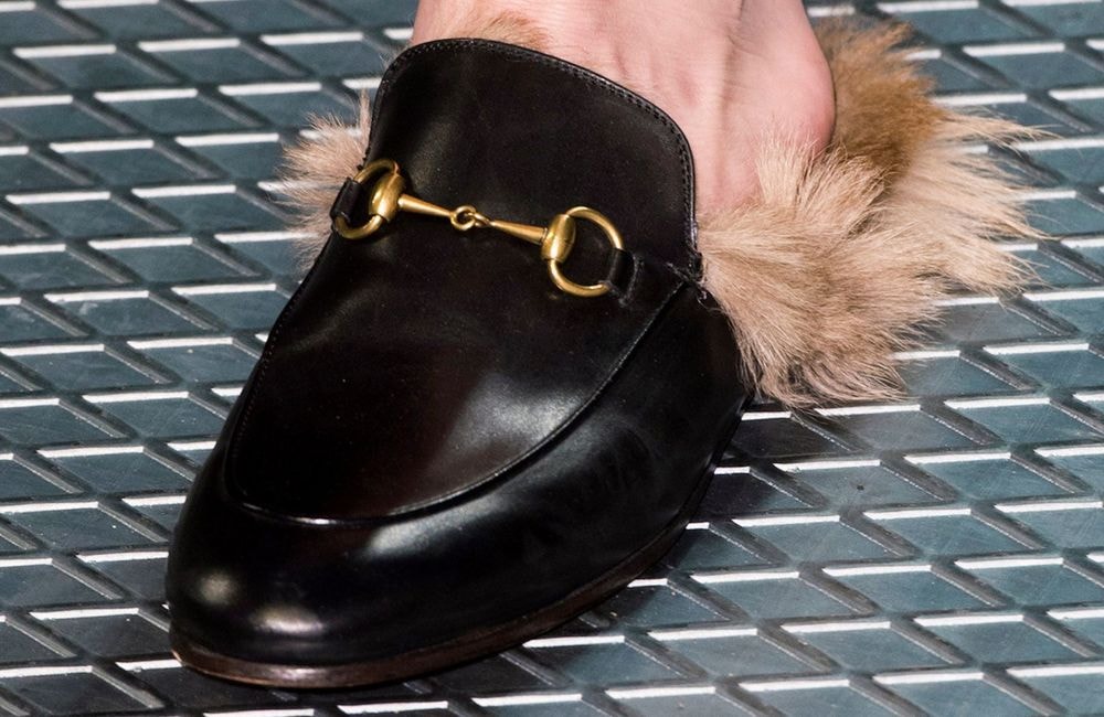 Ce mocassin culte et controversé fait un retour surprise dans les tendances de l’automne 2025