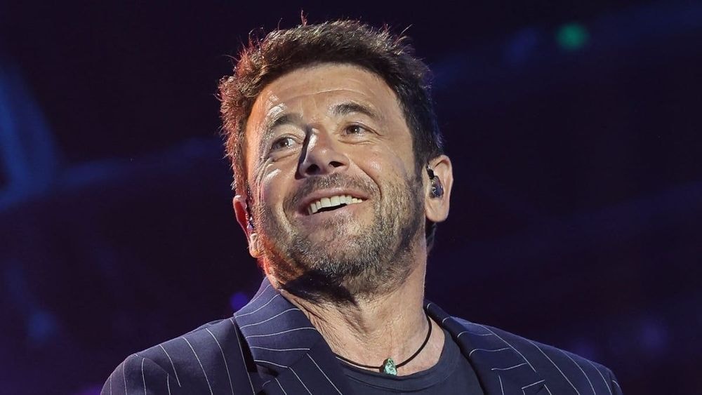 Patrick Bruel : "Je l’ai vu draguer une hôtesse devant sa compagne", les langues se délient en plein scandale