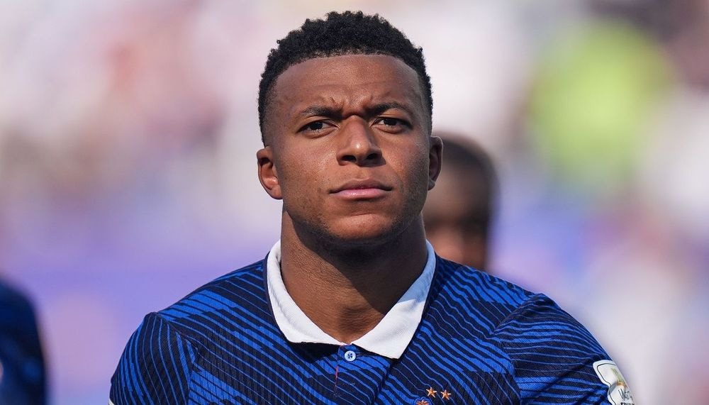 Torse nu dans un jean échancré, Kylian Mbappé (27 ans) rejoue Brokeback Mountain pour Vanity Fair : "Liberté, Egalité, Mbappé !"