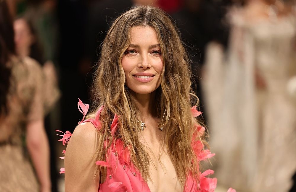 Méconnaissable, Jessica Biel dévoile sa transformation capillaire en vidéo
