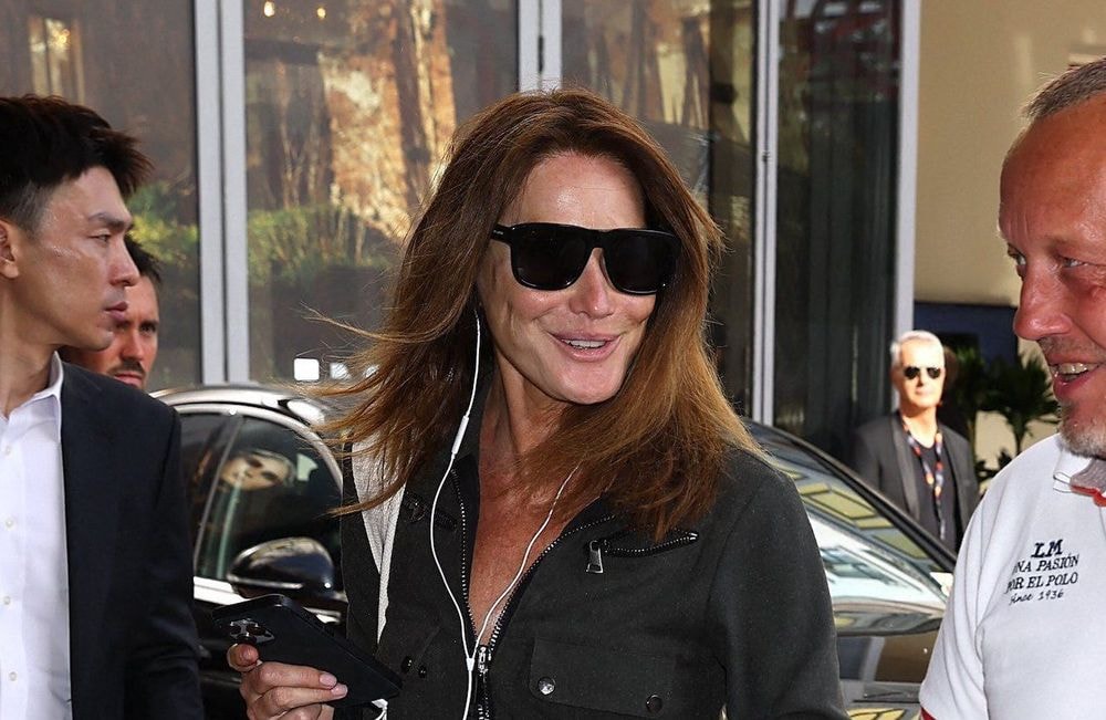 Cannes 2024 : en tongs, Carla Bruni vise le sens du confort