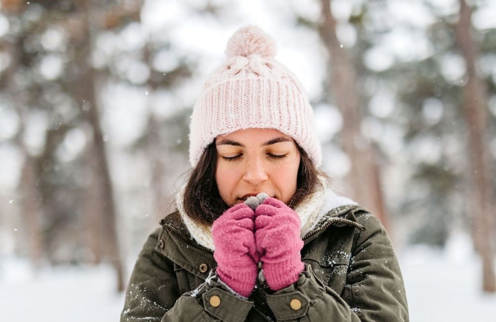 Écharpes, bonnets… L’astuce parfaite pour garder le cou et la tête bien emmitouflés, sans être décoiffée