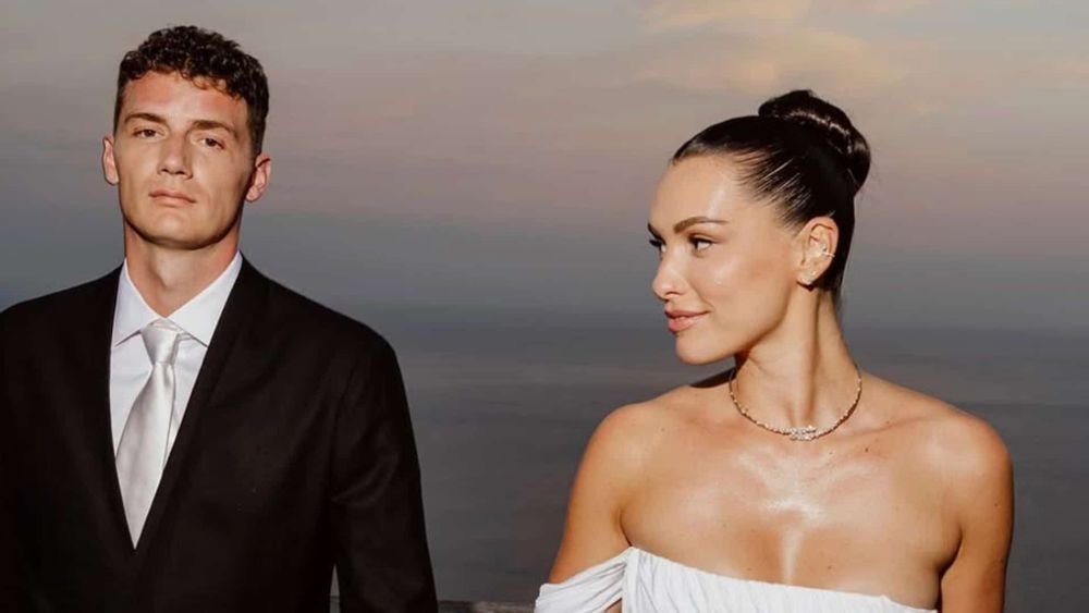 "Les derniers 9 mois" : Benjamin Pavard bientôt papa, son épouse Kleofina dévoile son beau baby bump !
