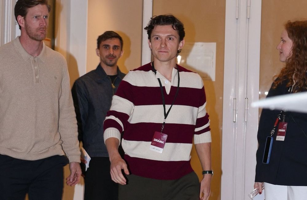 À Paris, l’apparition surprise de Tom Holland pour soutenir Zendaya à l’avant-première de « The Drama »