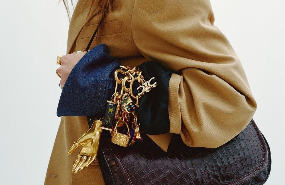 Vu au défilé Celine, ce bracelet XXL fait déjà sensation sur les réseaux