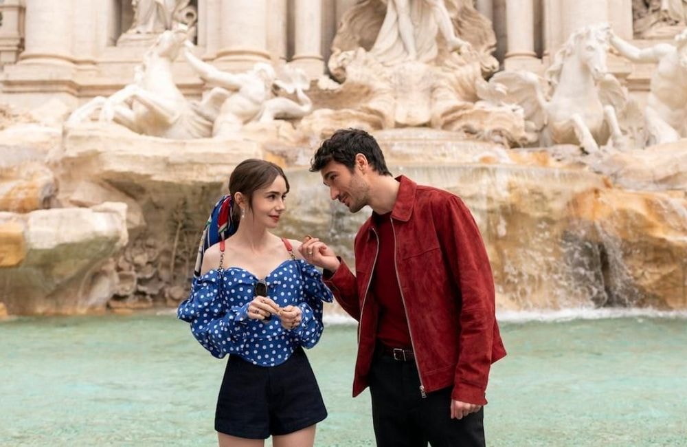 Que raconte la robe haute couture portée par Lily Collins dans la nouvelle affiche d’«Emily in Paris» ?