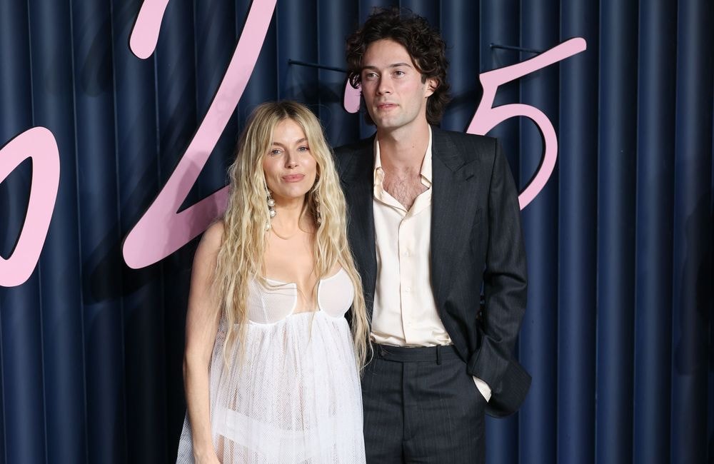 Sienna Miller : qui est Oli Green, son fiancé et père de ses enfants ?