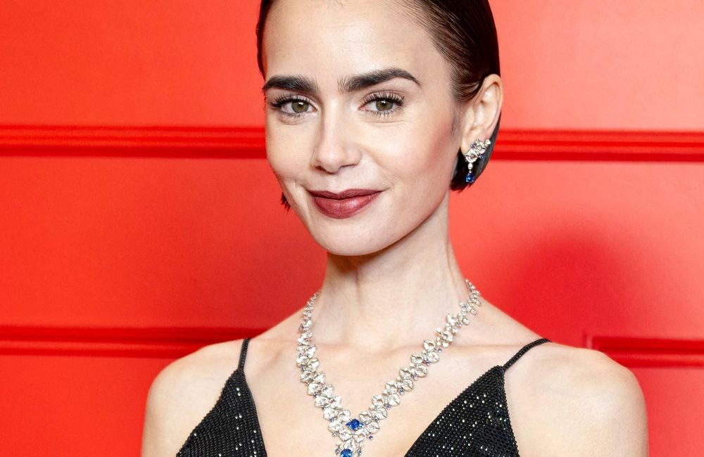 Lily Collins : cette façon de coiffer son carré court nous inspire pour les futurs réveillons