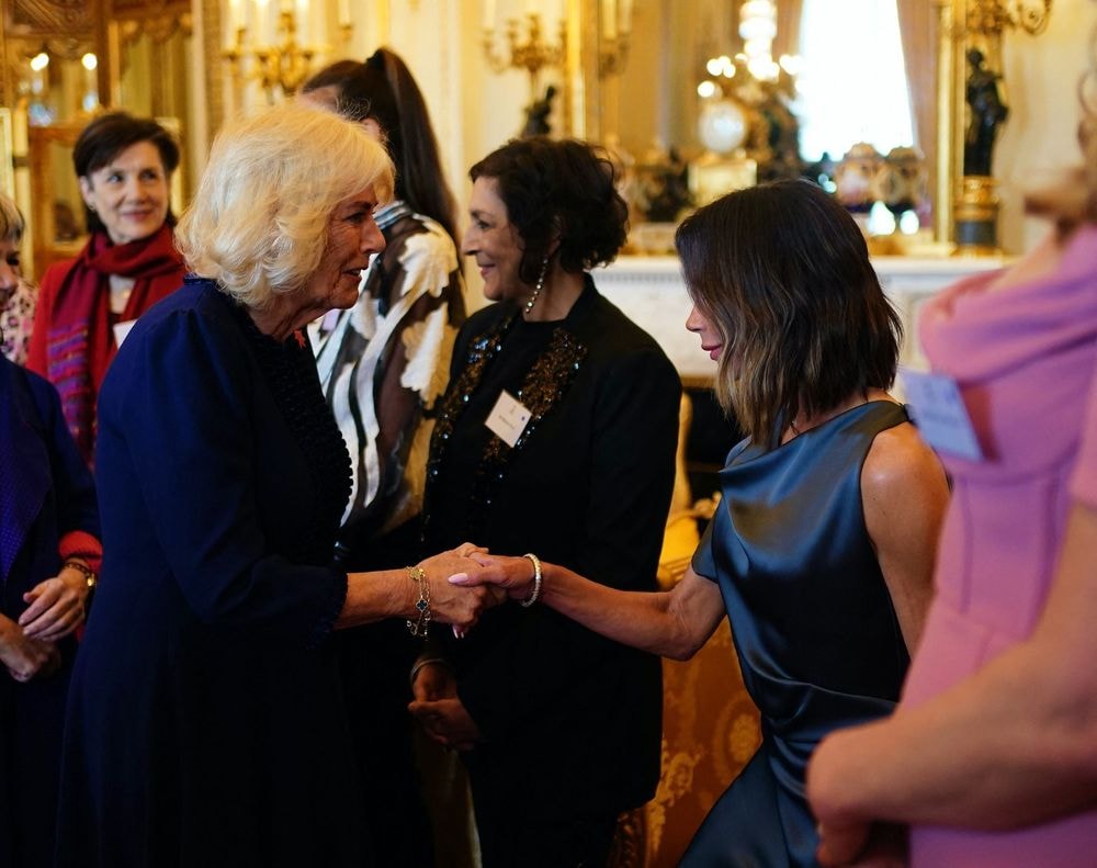 Victoria Beckham à Buckingham : révérence élégante devant la reine Camilla