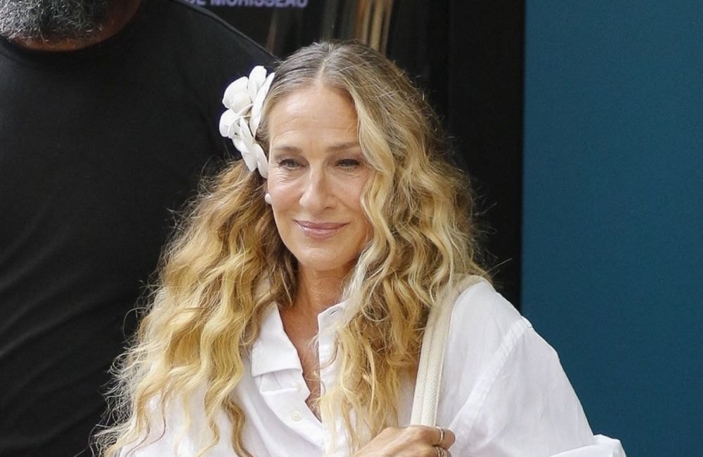 Comment porter une robe courte après 50 ans selon Sarah Jessica Parker ?