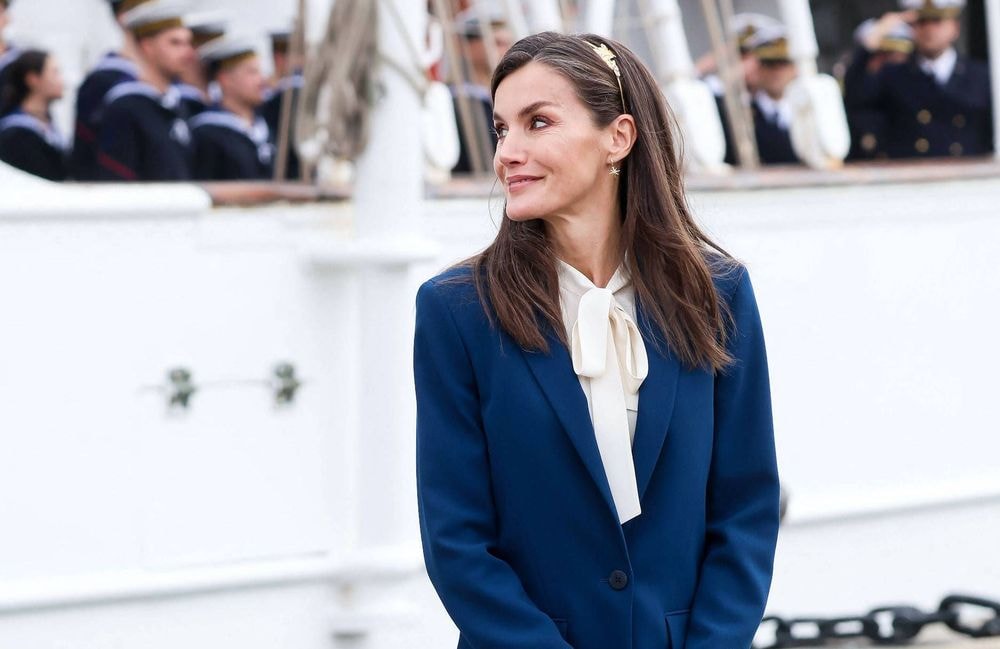Tendance « Ladylike » : Letizia d’Espagne confirme le retour du col lavallière