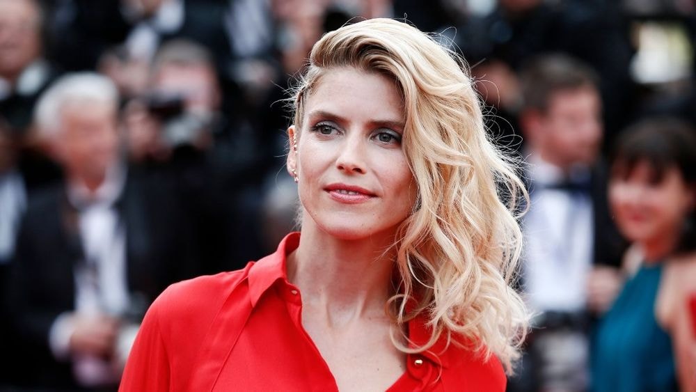 Alice Taglioni ouvre les portes de sa sublime maison au Cap Ferret, un refuge face à l'océan où elle revient depuis "onze ans"