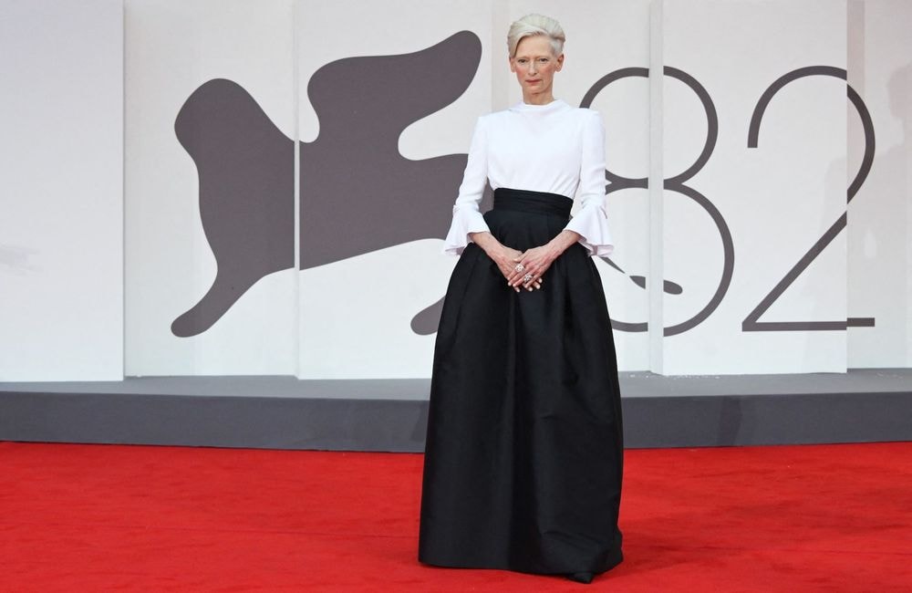 Mostra de Venise 2025 : Tilda Swinton illumine le tapis rouge en noir et blanc