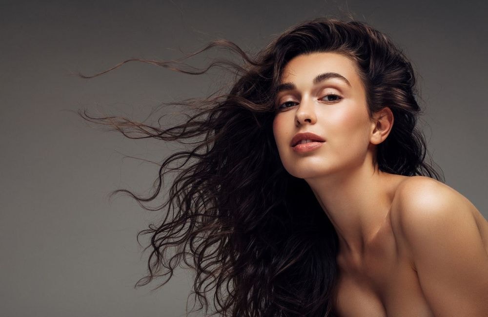 Électricité statique : comment éviter le bad hair day en hiver selon une pro