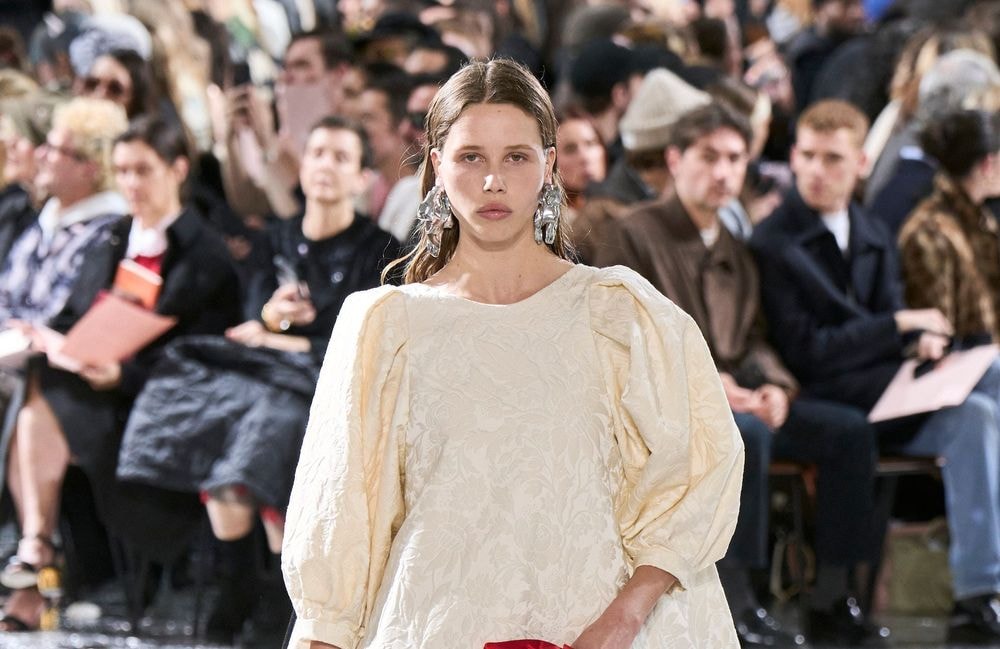 Oubliez vos idées reçues, cette robe de mariée 80’s fait son grand retour